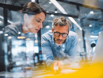 u3988972358_A_realistic_photo_in_a_modern_meeting_room_or_ope_31c4065b-f315-47b4-aae7-89a12d77a003_3