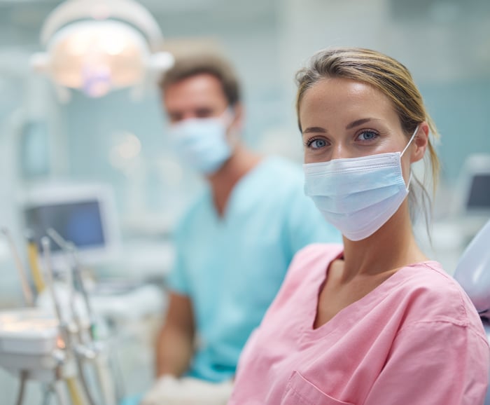 u3988972358_dentist_male_or_female_treating_a_patient_in_a_mo_14eb9aa5-62ff-4476-ba62-598dc8c65204_3 u3988972358_dentist_male_or_female_treating_a_patient_in_a_mo_14eb9aa5-62ff-4476-ba62-598dc8c65204_3